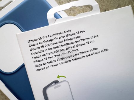 Téléchargez les photos : Paris, France - 28 sept. 2023 : Gros plan macro d'une belle coque tissée pour le nouveau smartphone iPhone 16 Pro, capturant la texture détaillée par Apple Computers - en image libre de droit