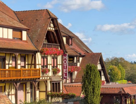Téléchargez les photos : Affichage de l'hôtel en évidence sur la façade d'une maison traditionnelle alsacienne à colombages, incarnant le charme architectural des régions - en image libre de droit