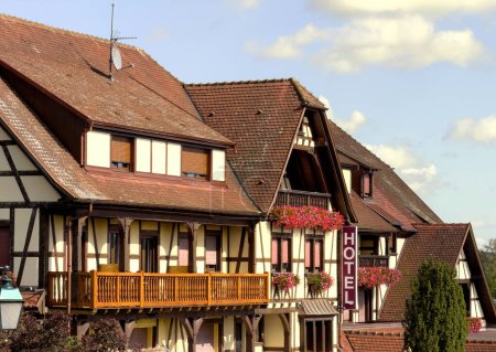 Téléchargez les photos : Affichage de l'hôtel sur une grande maison alsacienne traditionnelle à colombages, vue d'un point de vue élevé, mettant en valeur l'architecture régionale - en image libre de droit