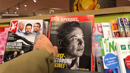 Foto de Frankfurt, Alemania - 23 de enero de 2023: La revista Der Spiegel presenta una fotografía en blanco y negro de Elon Musk, con la revista Stern cerca que muestra a Biden, Zelensky y Macron - Imagen libre de derechos