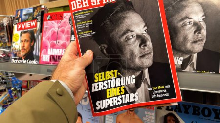 Foto de Frankfurt, Alemania - 23 de enero de 2023: Autodestrucción de un titular de Superstar en la portada de la revista alemana Der Spiegel, con una fotografía de Elon Musk - Imagen libre de derechos