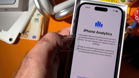 Foto de París, Francia - 23 de septiembre de 2023: El texto de análisis del iPhone se muestra en la pantalla Apple iPhone 15 Pro Max durante el unboxing del teléfono inteligente tan esperado por la compañía Cupertino - Imagen libre de derechos