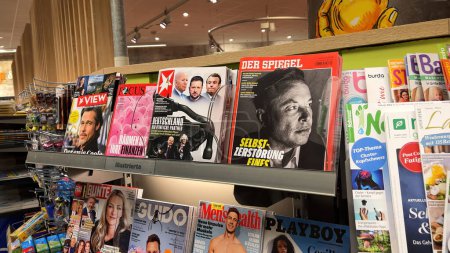 Foto de Frankfurt, Alemania - 23 de enero de 2023: Prensa alemana - Der Spiegel magazine featuring a black and white photo of Elon Musk, with Stern magazine nearby showing Biden, Zelensky, and Macron - Imagen libre de derechos