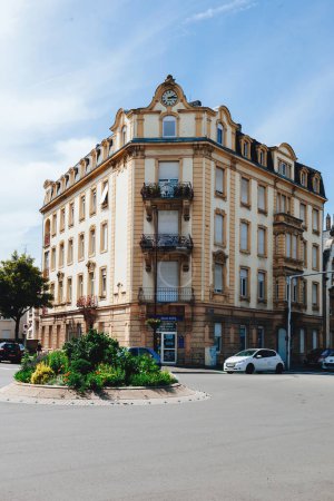 Foto de Thionville, Francia - 10 de junio de 2016: Axa Insurance Agency y un edificio de apartamentos francés situado en Bd Hildegarde en Thionville, destacando la arquitectura urbana - Imagen libre de derechos