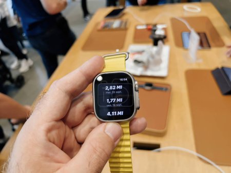 Foto de París, Francia - 23-sep-2022: En el primer día de venta en un Apple Store, un hombre sostiene el nuevo Apple Watch Ultra de titanio, mostrándolo junto con la aplicación Nike Sport Running, destacando su - Imagen libre de derechos