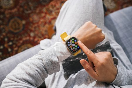 Téléchargez les photos : Londres, Royaume-Uni - 28 sept. 2022 : Plongez dans le monde de la nouvelle Apple Watch Series Ultra à travers le point de vue d'une main de femme, explorant son interface avec un écran chargé - en image libre de droit