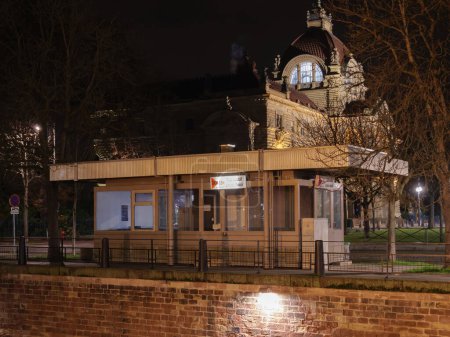 Téléchargez les photos : Vivez la tranquillité d'une scène nocturne à la station Taxi 13 de Strasbourg, sans voitures en vue et le majestueux Palais du Rhin en arrière-plan - en image libre de droit