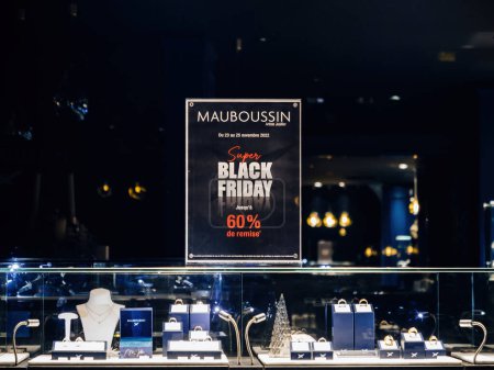 Foto de Estrasburgo, Francia - 25-nov-2022: Mauboussin celebra el Viernes Negro con un notable 25% de descuento en anillos, pulseras, pendientes y otros artículos de lujo exquisitos en su joyería - Imagen libre de derechos