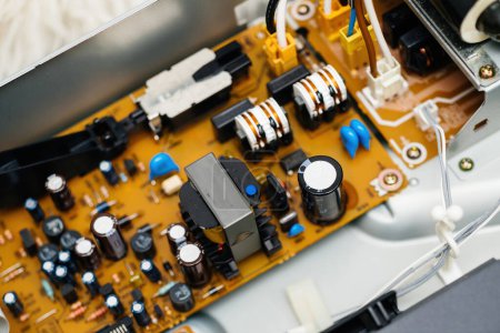 Téléchargez les photos : Circuit d'équipement vidéo musical avec plaque jaune, transistors bleus, diodes et condensateurs - en image libre de droit