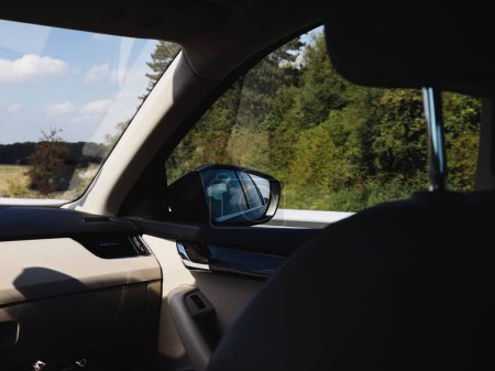 Téléchargez les photos : Scène de voitures se déplaçant rapidement sur une autoroute française, sans passager à droite et un reflet dans le miroir - en image libre de droit