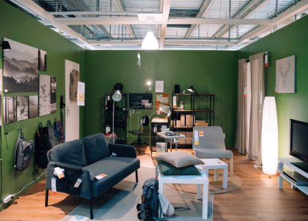 Téléchargez les photos : Paris, France - 31 août 2023 : Explorez un magasin de meubles IKEA moderne offrant de nombreux exemples de décoration d'une salle intérieure pour adolescents avec télévision, canapé et tables. - en image libre de droit