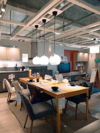 Foto de París, Francia - 31 / 08 / 2023: Explora el ambiente sereno de una tienda de muebles sueca IKEA con una mesa de comedor adornada con hermosas luminarias, todo sin la presencia de personas. - Imagen libre de derechos