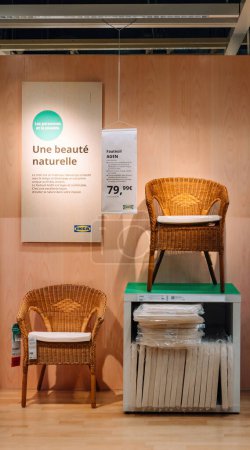 Téléchargez les photos : Paris, France - 31 août 2023 : Agen fauteuil à vendre à eur 79.99 à l'intérieur du magasin suédois IKEA, présenté comme un objet héros - en image libre de droit