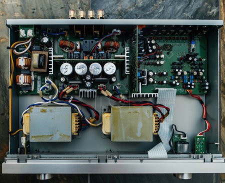 Téléchargez les photos : Munich, Allemagne - 11 sept. 2023 : Ouverture d'une boîte d'un ancien amplificateur Onkyo A-5VL vintage avec deux grands condensateurs et sections d'amplificateur - en image libre de droit