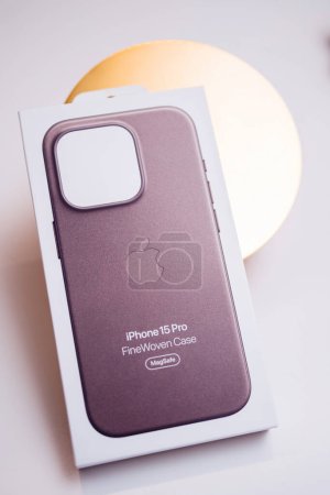 Foto de París, Francia - 3-nov-2023: Imagen única y de alta moda del iPhone 15 Pro estuches de protección finos de cartón, con un fondo de tubo de oro - Imagen libre de derechos