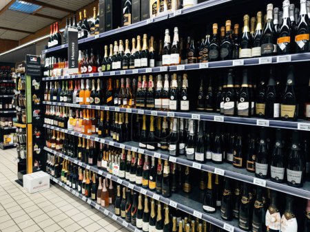 Foto de París, Francia - 10-nov-2023: Vista lateral de los estantes listos para las vacaciones en un supermercado, provistos de una variedad de champán, prosecco y cremanta, desde opciones económicas hasta opciones premium - Imagen libre de derechos