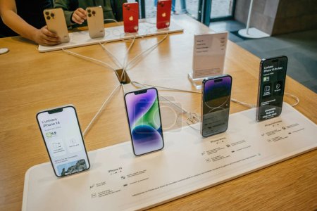 Foto de Paris, France - Sep 29, 2022: aThe new iPhone 14 lineup showcased in a store with detailed descriptions, inviting customers to experience the latest technology. - Imagen libre de derechos