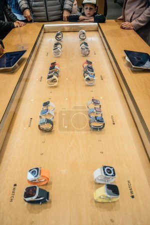 Foto de Paris, France - Sep 29, 2022: A diverse range of Apple Watches presented on a table in a store, highlighting the variety of styles and functionality - Imagen libre de derechos