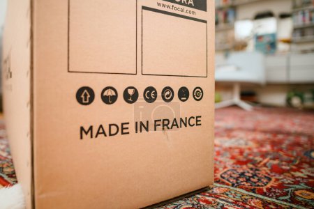 Foto de Paris, France - Nov 15, 2023: Morning image of a cardboard package of Focal hi-fi loudspeakers, displaying multiple regulatory emblems, ready for unboxing - Imagen libre de derechos