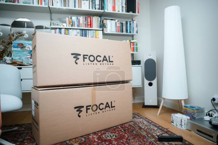 Foto de Paris, France - Nov 15, 2023: Unboxed Focal Chora speakers, made in France, installed in a living room with a vitose shelf cabinet, radiating luxury and warmth - Imagen libre de derechos