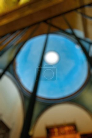 Téléchargez les photos : Une image floue montrant la coupole d'une église, élégamment peinte dans des tons de bleu, capturant une essence éthérée et onirique - en image libre de droit