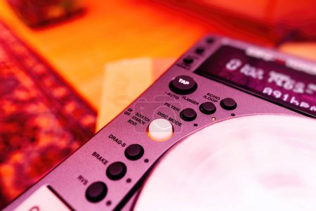 Téléchargez les photos : Image d'un équipement DJs professionnel doté de boutons comme Tap, Echo Loop, Flanger, Filter, Disk Mode, Scratch, Gradg-S et Brake - en image libre de droit