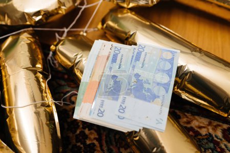 Téléchargez les photos : Paris, France - 31 oct. 2023 : Plusieurs billets en euros sur des ballons dorés symbolisant le concept de fête, de cadeaux et de gains monétaires inattendus - en image libre de droit