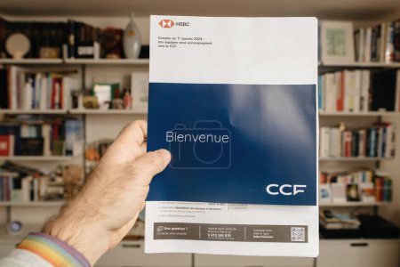 Foto de París, Francia - 20 de diciembre de 2023: Una carta de bienvenida formal para los clientes de HSBC France en transición al CCF Bank, asegurando una transferencia de servicio sin fisuras. - Imagen libre de derechos