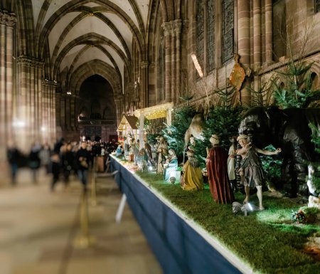 Foto de Estrasburgo, Francia - 23 de enero de 2017: Belén en la catedral de Notre-Dame de Estrasburgo durante las vacaciones de invierno que representan el nacimiento de Jesús - con múltiples personajes y personas - Imagen libre de derechos