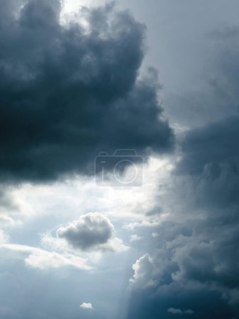 Foto de Nubes oscuras y ominosas se reúnen, señalando una tormenta inminente al anochecer, creando un paisaje dramático. - Imagen libre de derechos