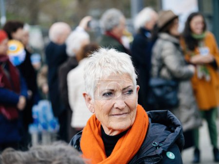 Téléchargez les photos : Strasbourg, France - 29 mars 2023 : Un cadre suisse dans un portrait poignant à la Cour européenne des droits de l'homme, tenant une pancarte pour réclamer une action contre le changement climatique. - en image libre de droit