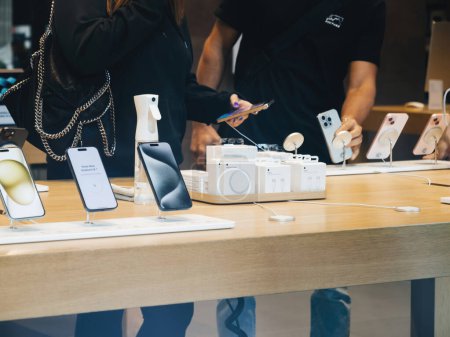 Foto de París, Francia - 22-sep-2023: Un cliente discute los últimos modelos de Apple y iPhone Pro con un empleado de la tienda durante un emocionante evento de lanzamiento de productos - Imagen libre de derechos