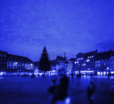 Foto de Un animado grupo de personas pasea por las calles de Estrasburgo, disfrutando de los lugares de interés y el ambiente de la ciudad por la noche árbol de Navidad - Imagen libre de derechos