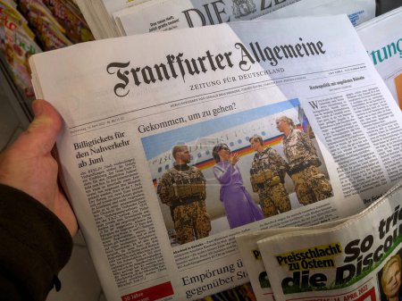 Téléchargez les photos : Francfort, Allemagne - 14 avril 2022 : Main tenant un exemplaire du journal Frankfurter Allgemeine, présentant l'actualité et la consommation des médias. - en image libre de droit