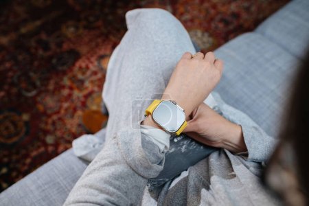 Téléchargez les photos : Londres, Royaume-Uni - 28 sept. 2022 : Une personne portant une montre à son poignet est prête à utiliser sa nouvelle Apple Computers Watch Ultra 2 après avoir déboxé et mis en place. - en image libre de droit