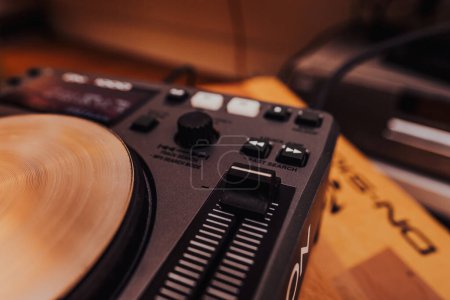 Téléchargez les photos : Explorez les boutons et boutons complexes des derniers équipements DJ, offrant aux DJ une multitude de possibilités créatives pour leurs mixes - en image libre de droit