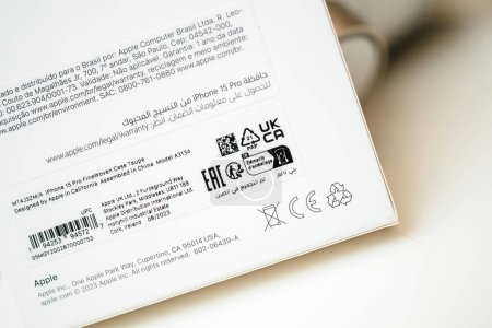Foto de París, Francia - 25 de octubre de 2023: Una campaña de Apple Computers ofrece a los consumidores una gran cantidad de información sobre el estuche FineWoven para el iPhone 15 Pro. Explore sus características y más. - Imagen libre de derechos