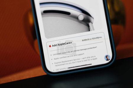 Foto de California, Estados Unidos - 21 de enero de 2024: Una vista de cerca de Apple Care Plus para el Apple Visión Pro auricular de realidad mixta desarrollado por Apple Inc, con un precio de 499 o 24,99 USD, frente a un fondo rojo - Imagen libre de derechos
