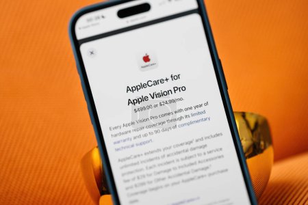 Foto de California, Estados Unidos - 21 de enero de 2024: Explora la página principal de AppleCare Plus para los auriculares Apple Visión Pro de realidad mixta desarrollados por Apple Inc, disponibles por 499 o 24,99 USD. - Imagen libre de derechos
