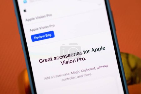 Téléchargez les photos : Californie, États-Unis - 21 janv.2024 : Ajout de superbes accessoires tels qu'un étui de voyage, un clavier magique et une manette de jeu à l'Apple Vision Pro pendant le processus de commande sur l'écran de l'iPhone 15 - en image libre de droit