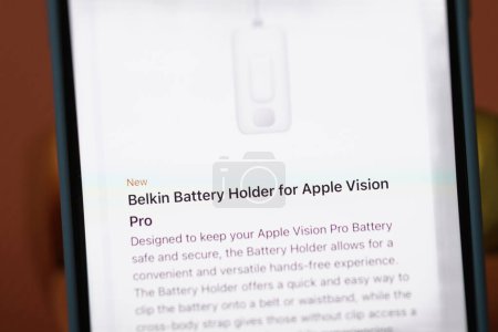 Foto de California, Estados Unidos - 21 de enero de 2024: Una vista de cerca de la página de pago de los sitios web de Apple Computers con el soporte de batería Belkin para los auriculares Apple Visión Pro - Imagen libre de derechos