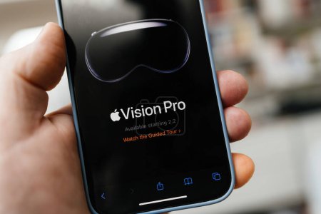 Téléchargez les photos : Californie, États-Unis - 21 janvier 2024 : Une main masculine tient le dernier iPhone 15 Pro tout en vérifiant la disponibilité du nouveau casque Vision Pro sur la page Web d'Apple à compter du 2 février. Préparez-vous pour le - en image libre de droit