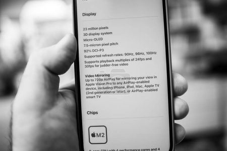 Foto de California, Estados Unidos - 21 de enero de 2024: Un primer plano macro del iPhone 15 Pro revela la tecnología dentro de los auriculares de realidad mixta Apple Visión Pro desarrollados por Apple Inc. Con la CPU M2 y R1 - Imagen libre de derechos