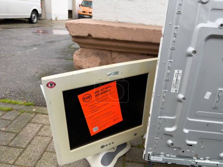 Photo for Frankfurt, Germany - Apr 28, 2023: An image of a broken computer monitor on a standabandoned on a sidewalk with a special text in germn stop throwing things on the publis street - attention of a fine - Royalty Free Image