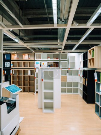Téléchargez les photos : Paris, France - 31 août 2023 : Explorez un intérieur Ikea présentant une variété d'étagères et l'étagère Kallax avec un prix spécial étiquette rouge - en image libre de droit