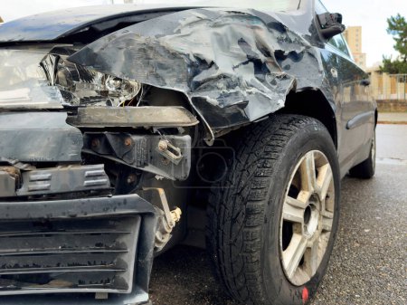 Téléchargez les photos : Vue de face d'une voiture gravement endommagée, révélant une destruction importante à la suite d'un accident ou d'une collision - en image libre de droit