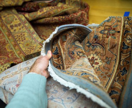 Foto de Una persona sosteniendo una alfombra enrollada en sus manos - Imagen libre de derechos
