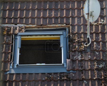 Foto de Instalación de una nueva ventana cerca de una antena parabólica de recepción. - Imagen libre de derechos
