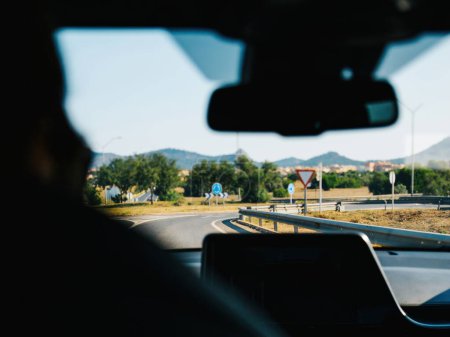 Téléchargez les photos : Une vue panoramique de vacances aventure de l'intérieur de la voiture tout en conduisant sur une autoroute de Majorque avec des montagnes en arrière-plan - en image libre de droit