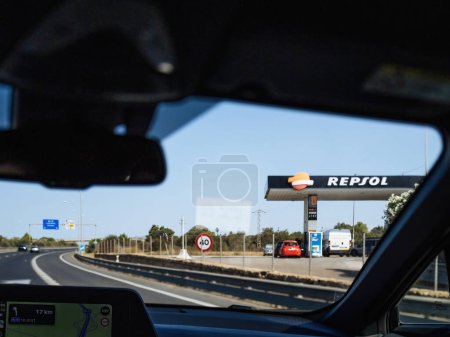 Foto de Mallorca, España - 27 de junio de 2023: Vista de la gasolinera Repsol desde el coche de conducción en Mallorca Road - Imagen libre de derechos